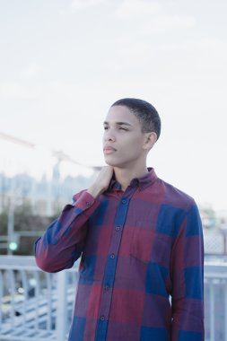 modern şehir arka plan üzerinde duran adam