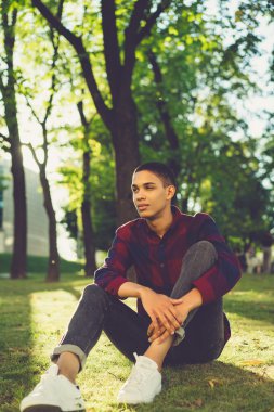 Yakışıklı genç adam.