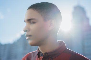 modern şehir arka plan üzerinde duran adam