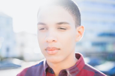 modern şehir arka plan üzerinde duran adam