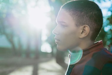 Yakışıklı genç adam.