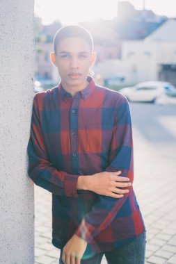 modern şehir arka plan üzerinde duran adam