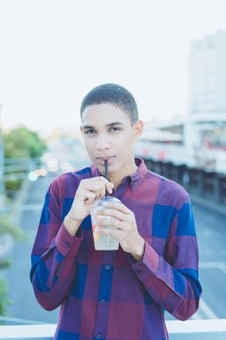 Yakışıklı genç adam.