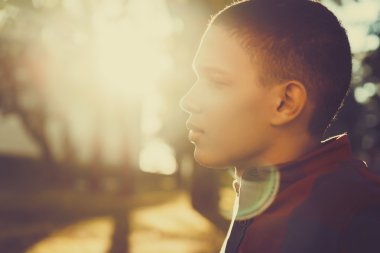 Yakışıklı genç adam.