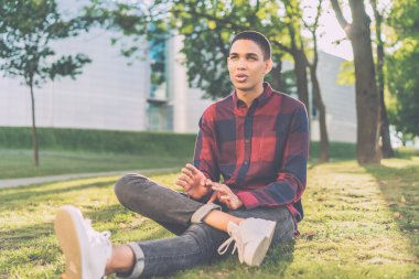 Yakışıklı genç adam.