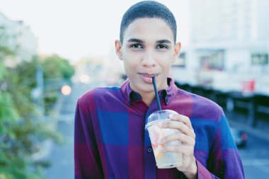 Yakışıklı genç adam.