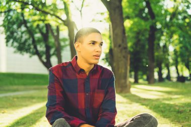 Yakışıklı genç adam.