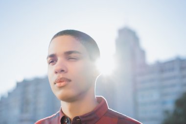 modern şehir arka plan üzerinde duran adam