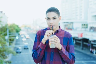 Yakışıklı genç adam.