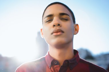 modern şehir arka plan üzerinde duran adam