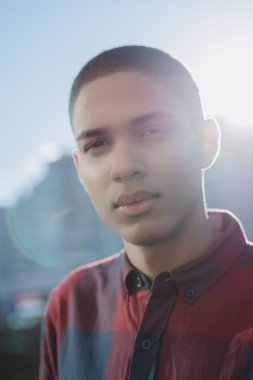 modern şehir arka plan üzerinde duran adam