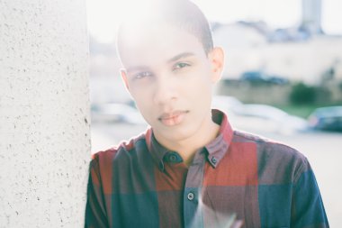 modern şehir arka plan üzerinde duran adam