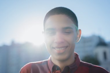 modern şehir arka plan üzerinde duran adam