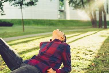 Yakışıklı genç adam.