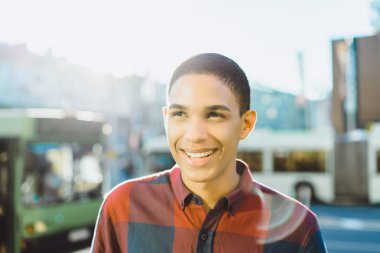 Yakışıklı genç adam.