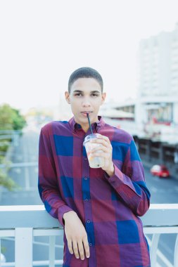 Yakışıklı genç adam.