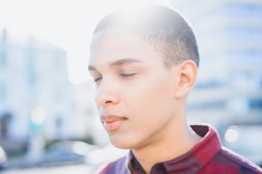 modern şehir arka plan üzerinde duran adam