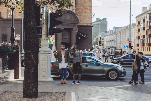 People on the street near pedestrian crossing — Stockfoto