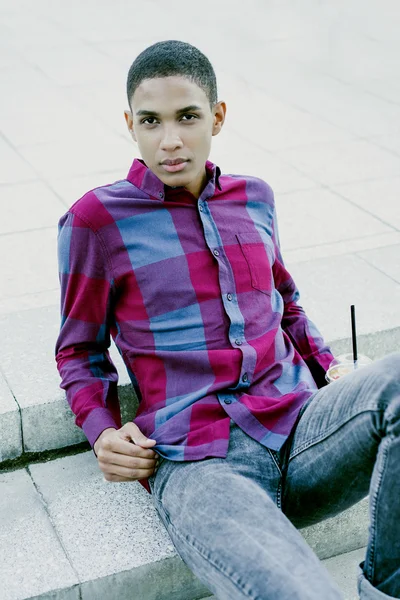 Yakışıklı genç adam.