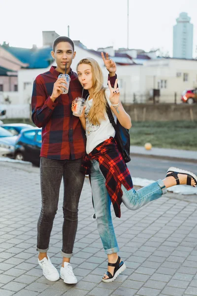 Junges gemischtes Paar in der Stadt — Stockfoto