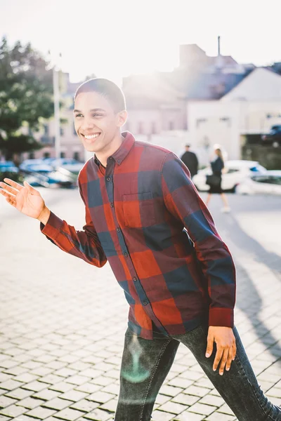 Homme debout sur fond de ville moderne — Photo