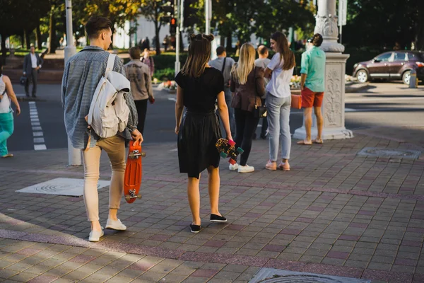 Люди на вулиці поблизу пішохідний перехід — стокове фото