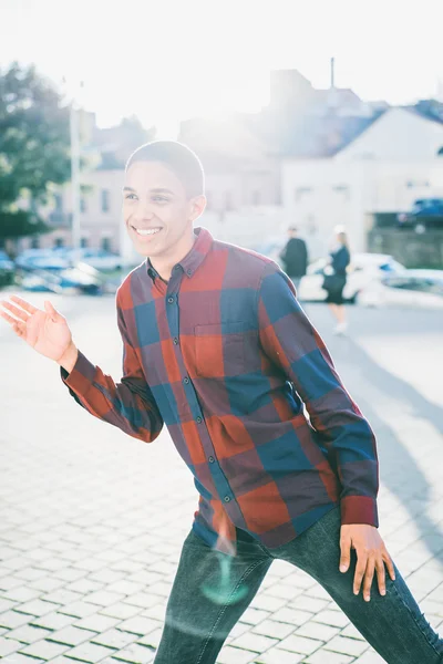 modern şehir arka plan üzerinde duran adam