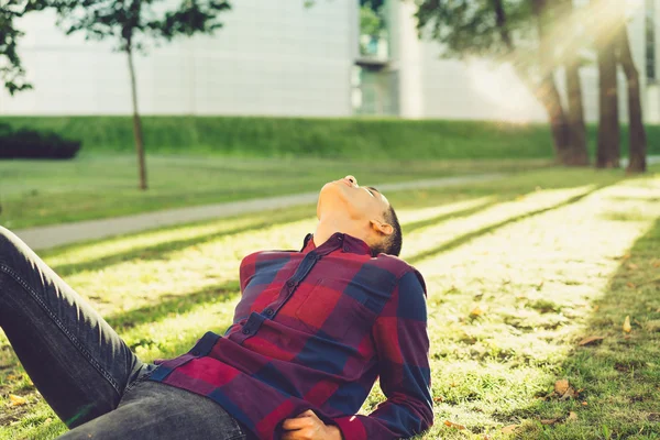 Yakışıklı genç adam.