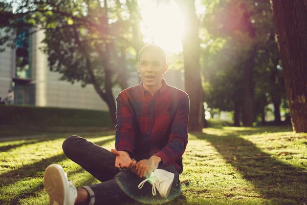 Yakışıklı genç adam.