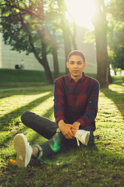 Yakışıklı genç adam.