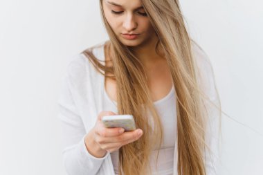 Genç bayan telefonda konuşuyor.