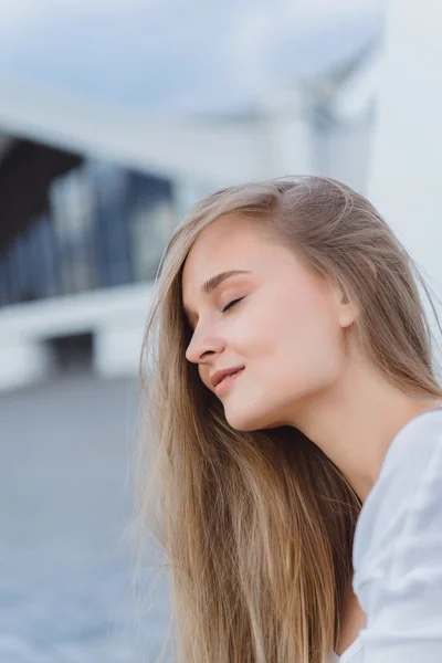 Aantrekkelijke jonge vrouw — Stockfoto