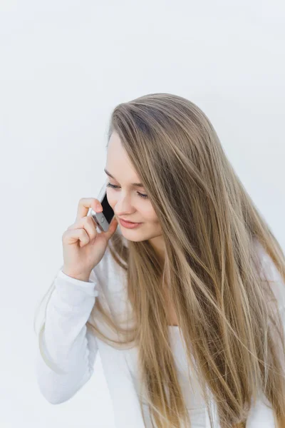 Jovem mulher falando no telefone — Fotografia de Stock