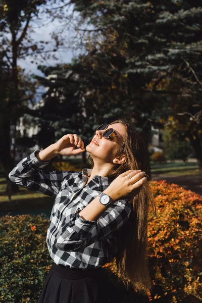 Vacker ung kvinna — Stockfoto