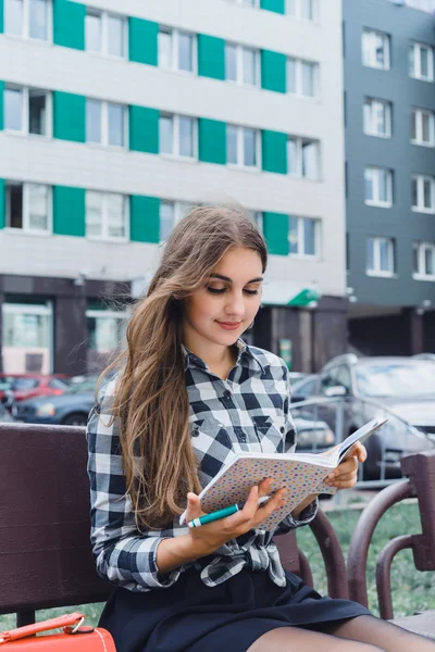 Beautiful young woman — Stock Photo, Image