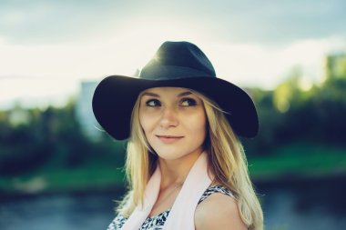 Güzel sarışın kadın.