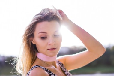 Güzel sarışın kadın.