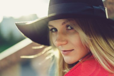 Güzel sarışın kadın.