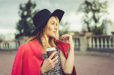 Güzel sarışın kadın.