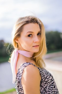 Güzel sarışın kadın.