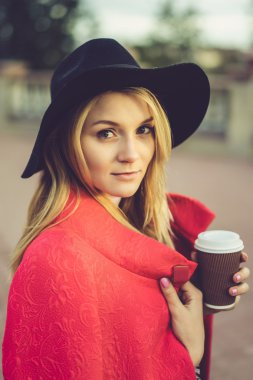 Güzel sarışın kadın.