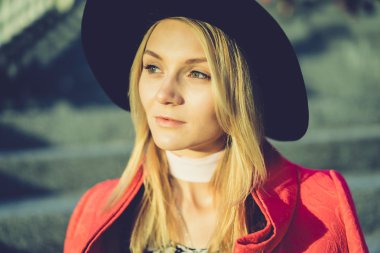 Güzel sarışın kadın.