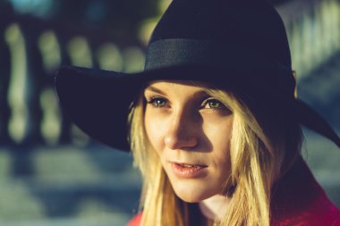 Güzel sarışın kadın.