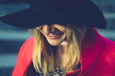 Güzel sarışın kadın.