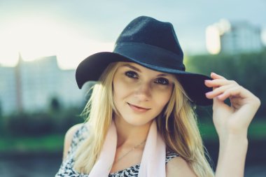 Güzel sarışın kadın.