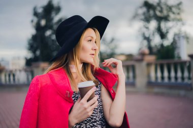 Güzel sarışın kadın.