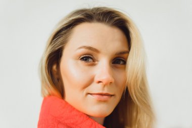 Güzel sarışın kadın.