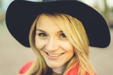 Güzel sarışın kadın.