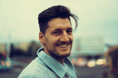 Yakışıklı genç adam.