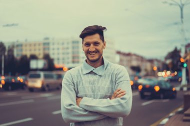 Yakışıklı genç adam.